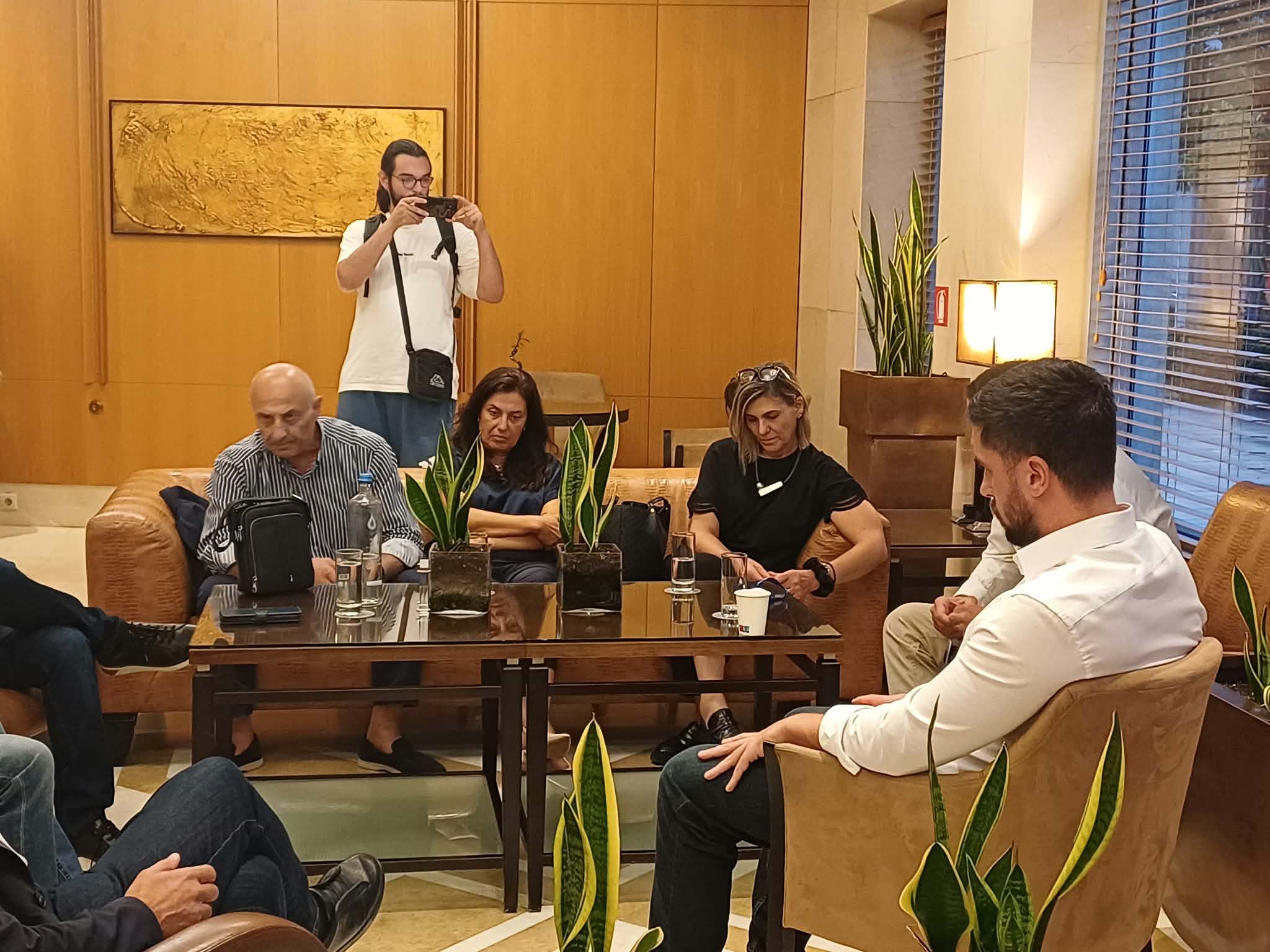 Στη Λάρισα η αντιπροσωπεία του Ευρωκοινοβουλίου – Συνάντηση με συγγενείς των θυμάτων των Τεμπών (ΦΩΤΟ)