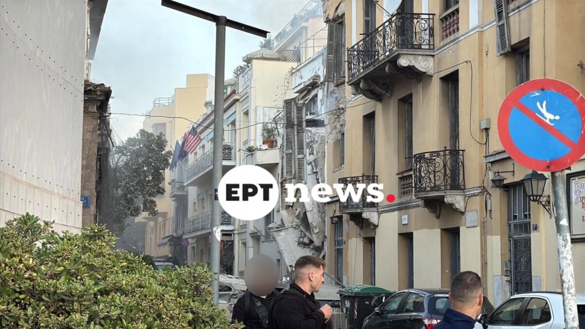 Κατέρρευσε παλιά οικία μετά από έκρηξη στην Πλάκα: Απεγκλωβίστηκαν δύο γυναίκες – Ένας τραυματίας (ΦΩΤΟ)