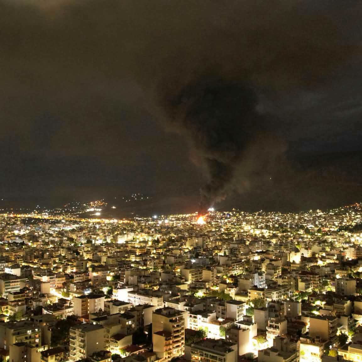 Σκέπασε τον ουρανό του Βόλου η φωτιά σε μάντρα ελαστικών στην Αγία Παρασκευή- μήνυση Μπέου στον ιδιοκτήτη
