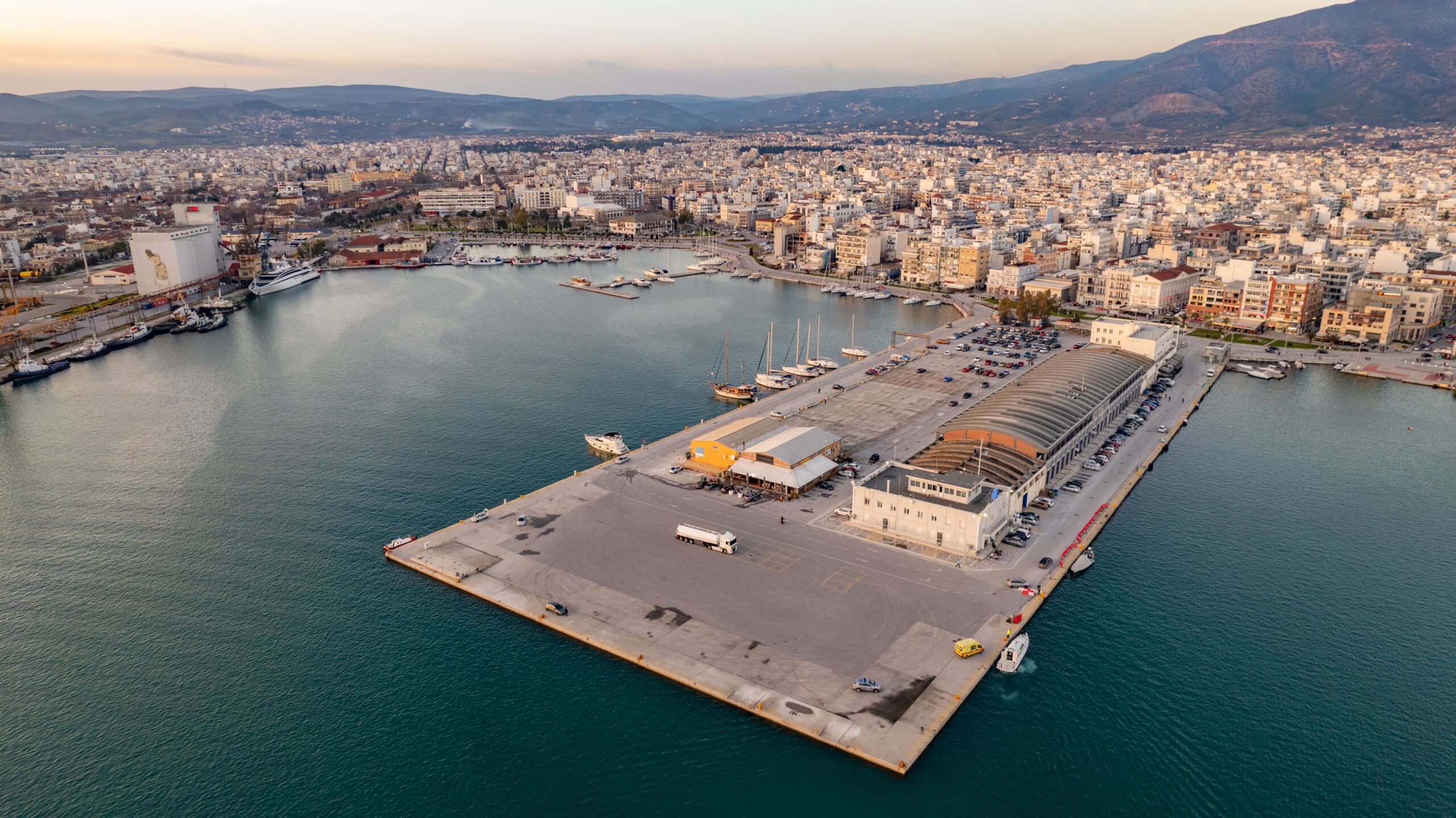 Βόλος: Πρόσκρουση φορτηγίδας στο λιμάνι – Συνελήφθη ο πλοίαρχος