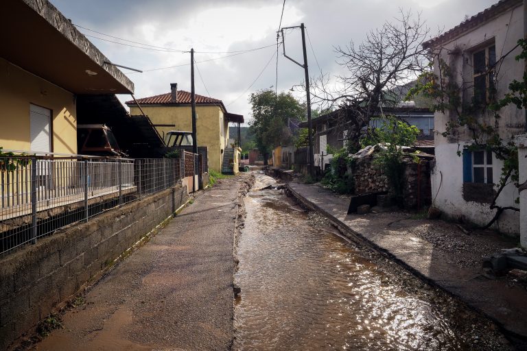Προβλήματα σε Σκιάθο και Εύβοια από τις βροχοπτώσεις – Κατολισθήσεις, απεγκλωβισμός ατόμων από ΙΧ και πλημμυρισμένοι δρόμοι
