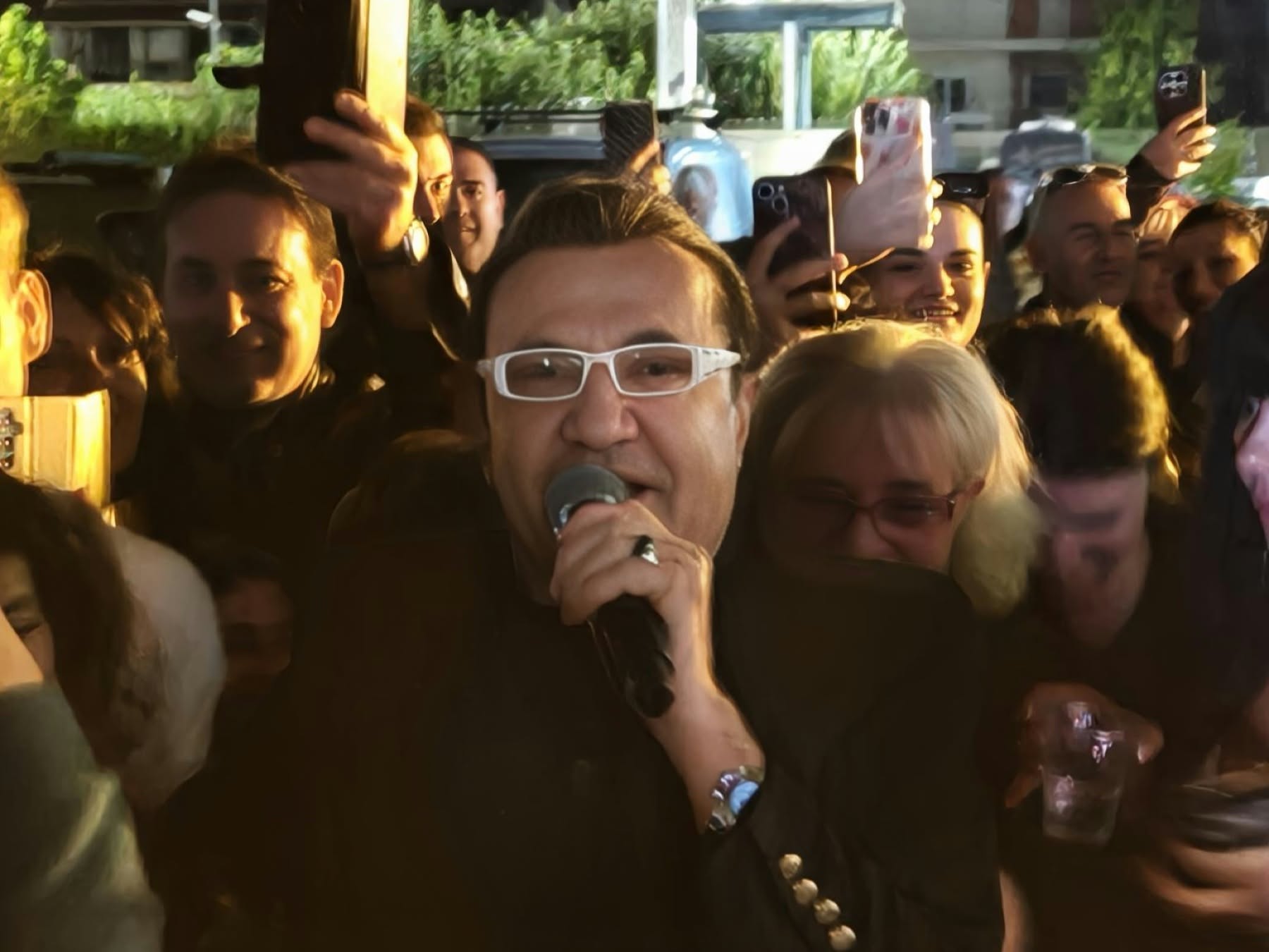 Παζάρι Λάρισας: Ο Λευτέρης Πανταζής κατέβηκε από την σκηνή και τραγούδησε μαζί με τον κόσμο (ΦΩΤΟ-ΒΙΝΤΕΟ)