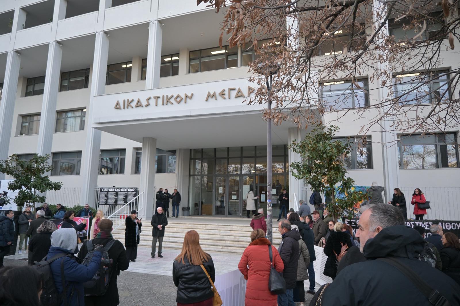 Στο στόχαστρο της Δικαιοσύνης συγγενείς θυμάτων των Τεμπών – Καλούνται ως ύποπτοι
