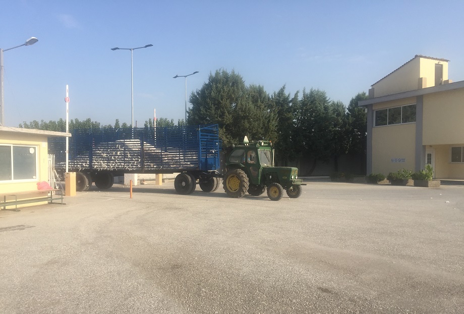 Στα εκκοκκιστήρια της ΒΙΟΛΑΡ στο Αχίλλειο - οι παραγωγοί δηλώνουν ικανοποιημένοι για σοδειά  δυσαρέσκεια για τιμή (videο)