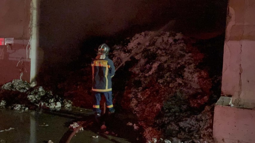 Στις φλόγες εκκκοκκιστήριο βάμβακος έξω από τα Τρίκαλα – Καίγονται έξι αποθήκες (ΦΩΤΟ)