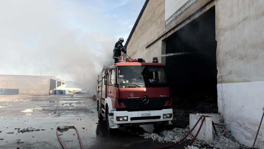 Τρίκαλα: Εικόνες ολοκληρωτικής καταστροφής – Στάχτη 3.000 τόνοι βαμβακιού σε εκκοκκιστήριο