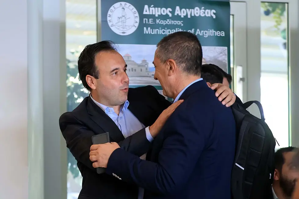Ο Κουρέτας απάντησε στο “να ξεκαβαλήσει” του Παπαστεργίου με καρφιά! “Καλό παιδί κατά τα άλλα…