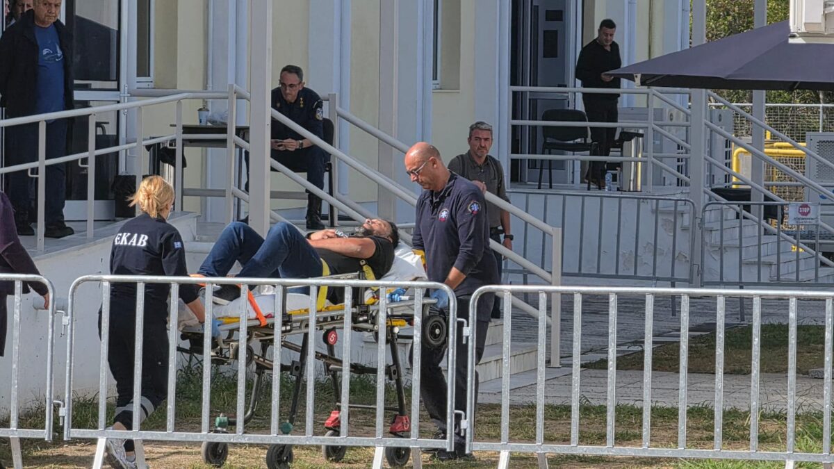 Δίκη για Τέμπη: Λιποθύμησε και αποχώρησε με φορείο ο Πάνος Ρούτσι Δίκη για Τέμπη: Λιποθύμησε και αποχώρησε με φορείο ο Πάνος Ρούτσι
