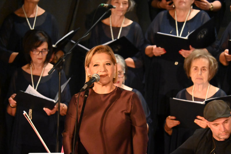 Το αδιαχώρητο στο Δημοτικό Θέατρο Τυρνάβου για τη Γιώτα Νέγκα: Μια μαγική μουσική βραδιά γεμάτη συναίσθημα