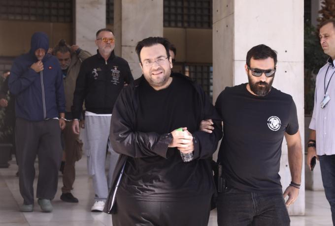 Στη φυλακή ο Καμπούρης και άλλοι 5 για την απάτη κατά του ΕΦΚΑ – Οι απολογίες και οι φωνές του «κωλοτούμπα»