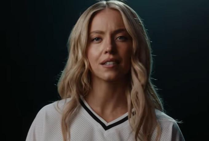 Νέα τολμηρή διαφήμιση της Σίντνεϊ Σουίνι παρά τις αντιδράσεις: Εμφανίζεται τόπλες και απαντά στους επικριτές της