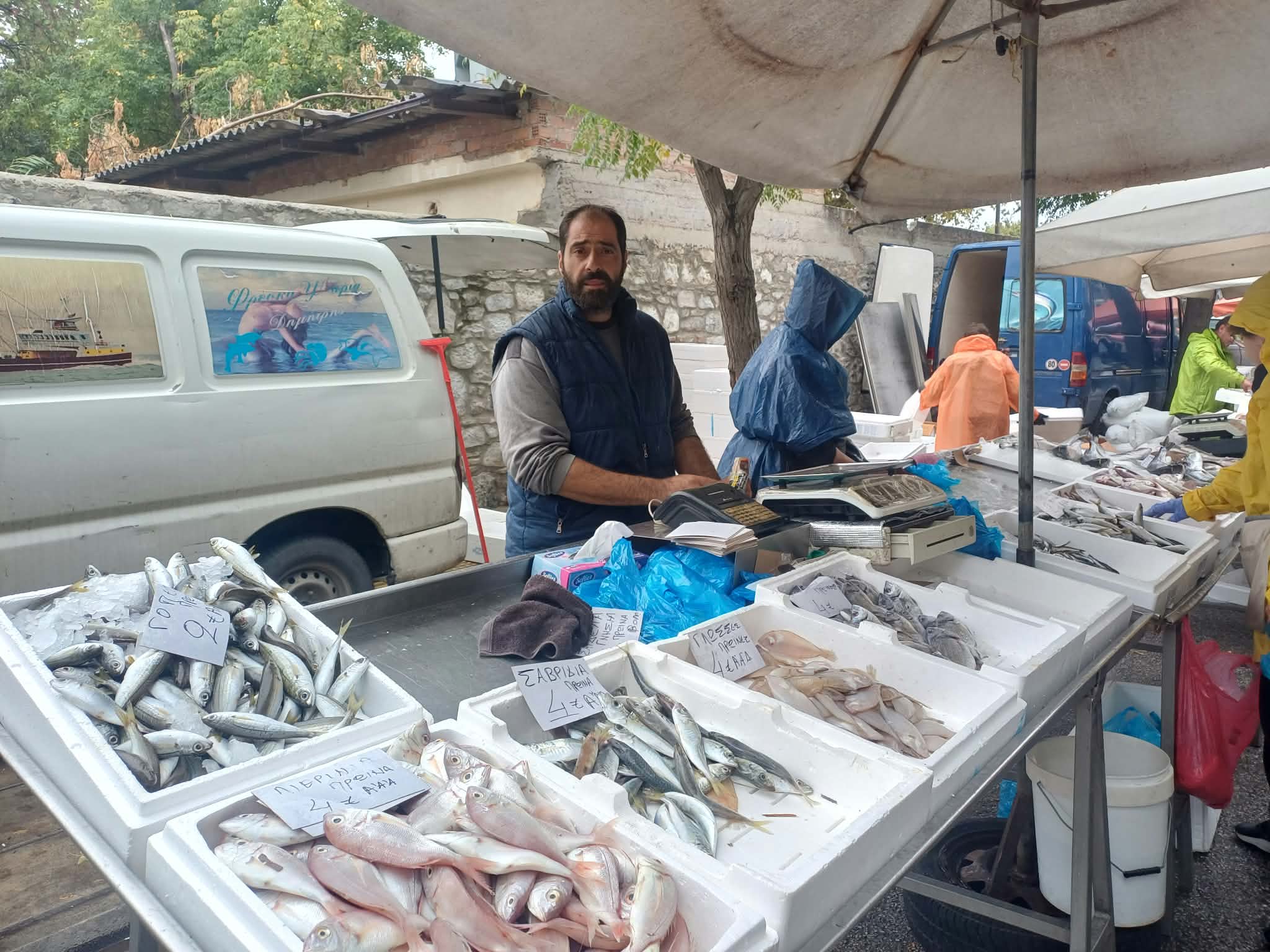 Στο πλευρό των αλιέων οι ιχθυοπώλες των λαϊκών αγορών Λάρισας (ΦΩΤΟ)