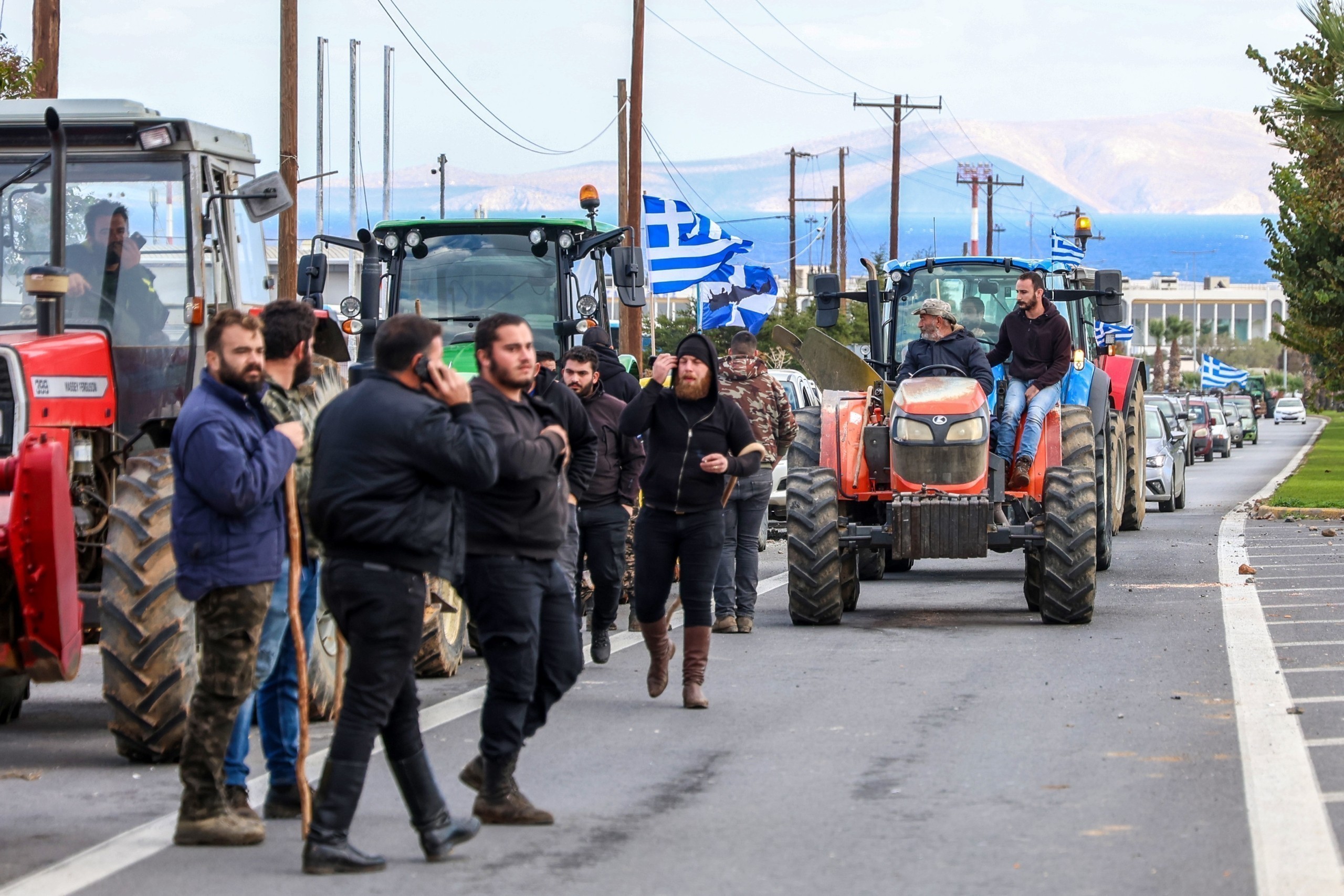 Αγροτικό συλλαλητήριο στον κόμβο Πλατυκάμπου ενόψει της επίσκεψης Μητσοτάκη στις Νέες Καρυές (video)