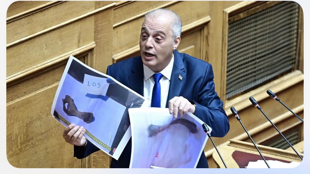 Σάλος με τον Βελόπουλο για τα οστά των Τεμπών – Οργή συγγενών για τις φωτογραφίες στη Βουλή