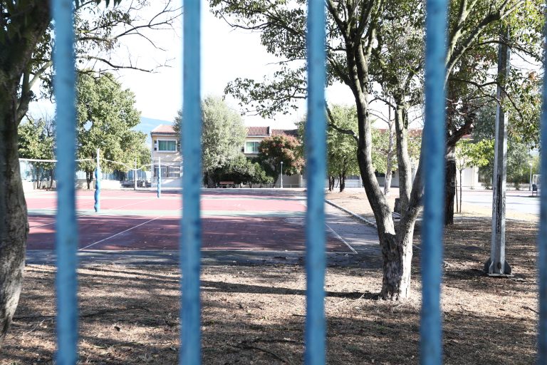 Ξεσπά η μητέρα της 13χρονης που κατήγγειλε τον γυμναστή στη Βούλα: «Η κόρη μου κλαίει και φοβάται να πάει σχολείο»