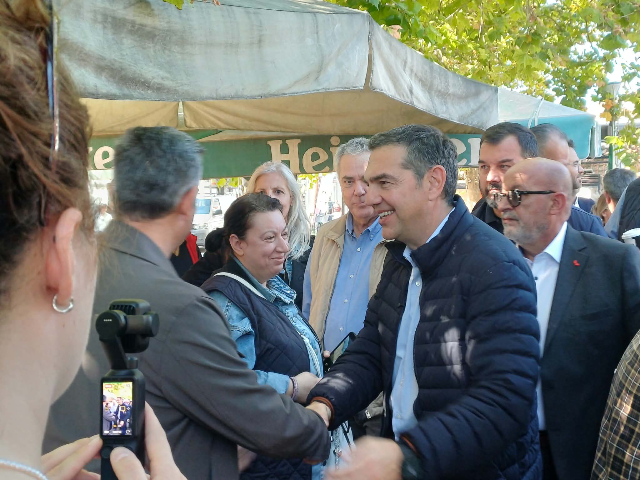 Στη Φαρκαδόνα ο Αλέξης Τσίπρας – Συνάντηση με κατοίκους και αγρότες μετά το Γριζάνο (ΦΩΤΟ+video)