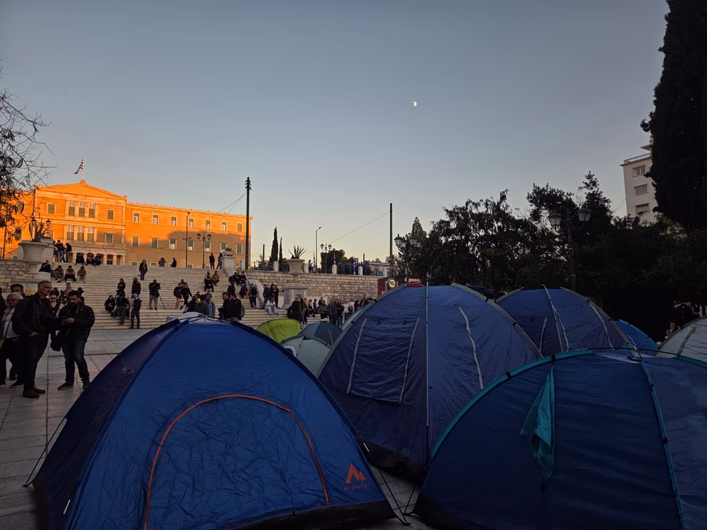Φοιτητές έστησαν σκηνές στο Σύνταγμα – «Από την Ελλάδα μέχρι τη Γαλλία, παλεύουμε για δημόσια Παιδεία»