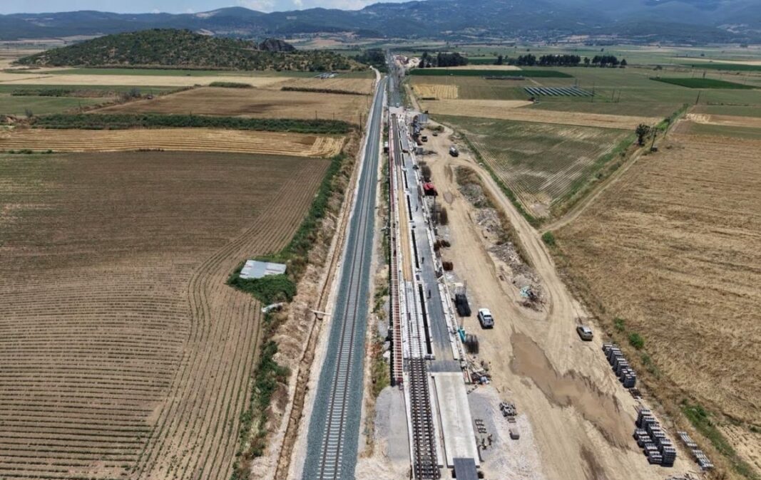 Σε εξέλιξη δύο μεγάλα σιδηροδρομικά έργα στη Θεσσαλία: Έργα αποκατάστασης Λάρισα-Βόλος και Δομοκός-Λάρισα