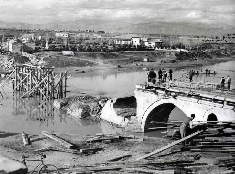 Όταν οι βόμβες έπεφταν στη Λάρισα και ο σεισμός ισοπέδωνε την πόλη – Η τραγική ιστορία του 1940-41 (video)