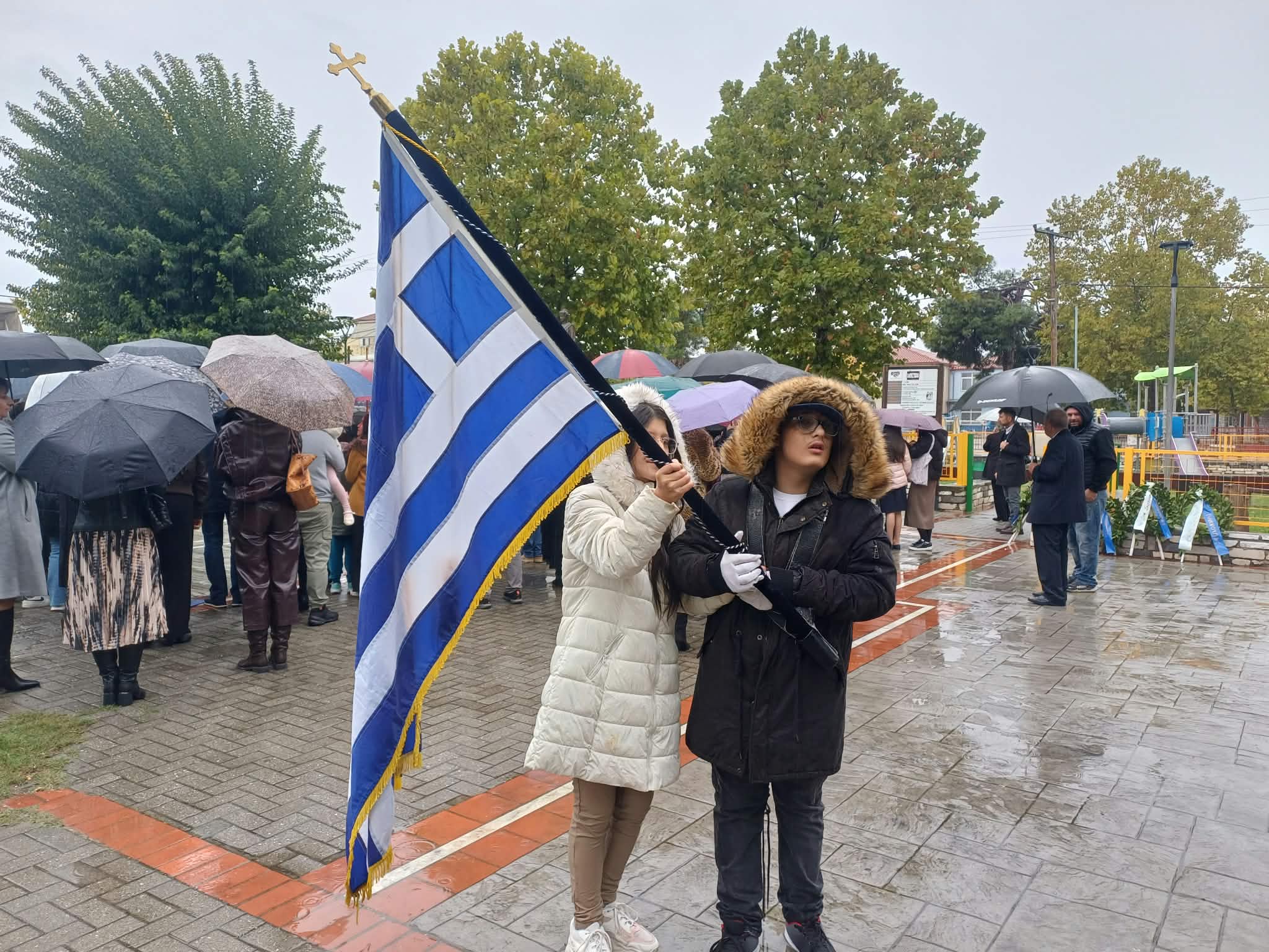 Δεν έγινε η παρέλαση στη Γιάννουλη – Δεν πρόλαβε να παρελάσει σημαιοφόρος ο Στέφανος, ο μικρός μαχητής της ζωής (ΦΩΤΟ+video)