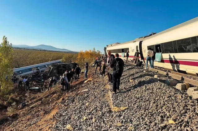 Ισπανία: Σύγκρουση τρένων υψηλής ταχύτητας – Τουλάχιστον 39 νεκροί