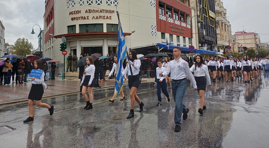 Φωτογραφικά κλικς από την παρέλαση υπό βροχή στη Λάρισα (ΦΩΤΟ)