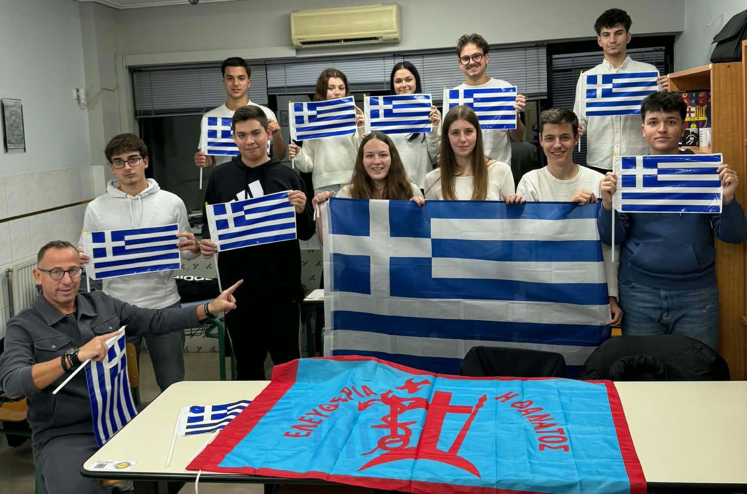 Τίμησαν το «Όχι» με μια ξεχωριστή παρέλαση σε φροντιστήριο της Λάρισας (ΦΩΤΟ-ΒΙΝΤΕΟ)