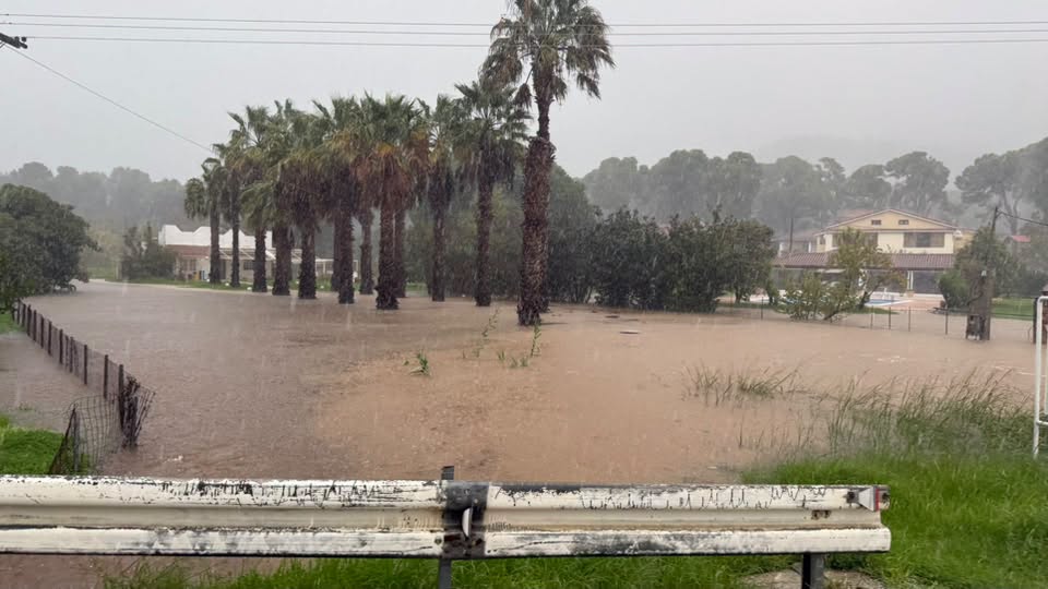 Πλημμύρες και κατολισθήσεις στη Σκιάθο - Έκλεισε ο δρόμος προς Πλατανιά (ΦΩΤΟ+video)
