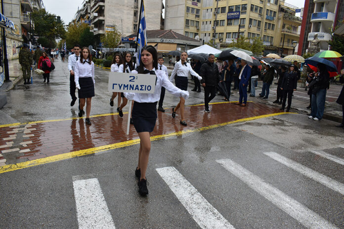 Με σημαιοφόρους, παραστάτες και σώματα ασφαλείας η παρέλαση στην Καρδίτσα (ΦΩΤΟ+ΒΙΝΤΕΟ)