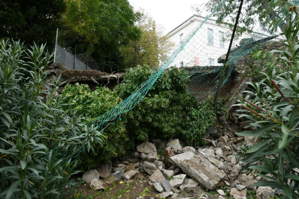 Κατέρρευσε μαντρότοιχος σχολείου στην Αγιά-Καταγγελίες περιοίκων ότι είχαν προειδοποιήσει εγκαίρως