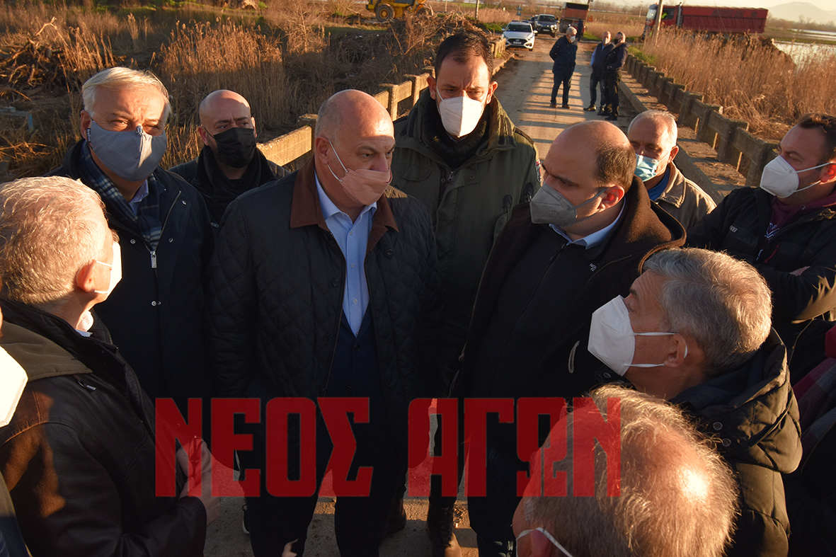 Κυβερνητικό κλιμάκιο στη γέφυρα του Καλέντζη στον Κοσκινά