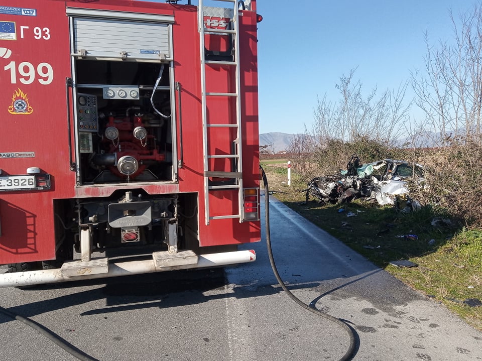 Σοκαριστικό θανατηφόρο τροχαίο ΙΧ με νταλίκα στο δρόμο προς Τύρναβο (ΦΩΤΟ)