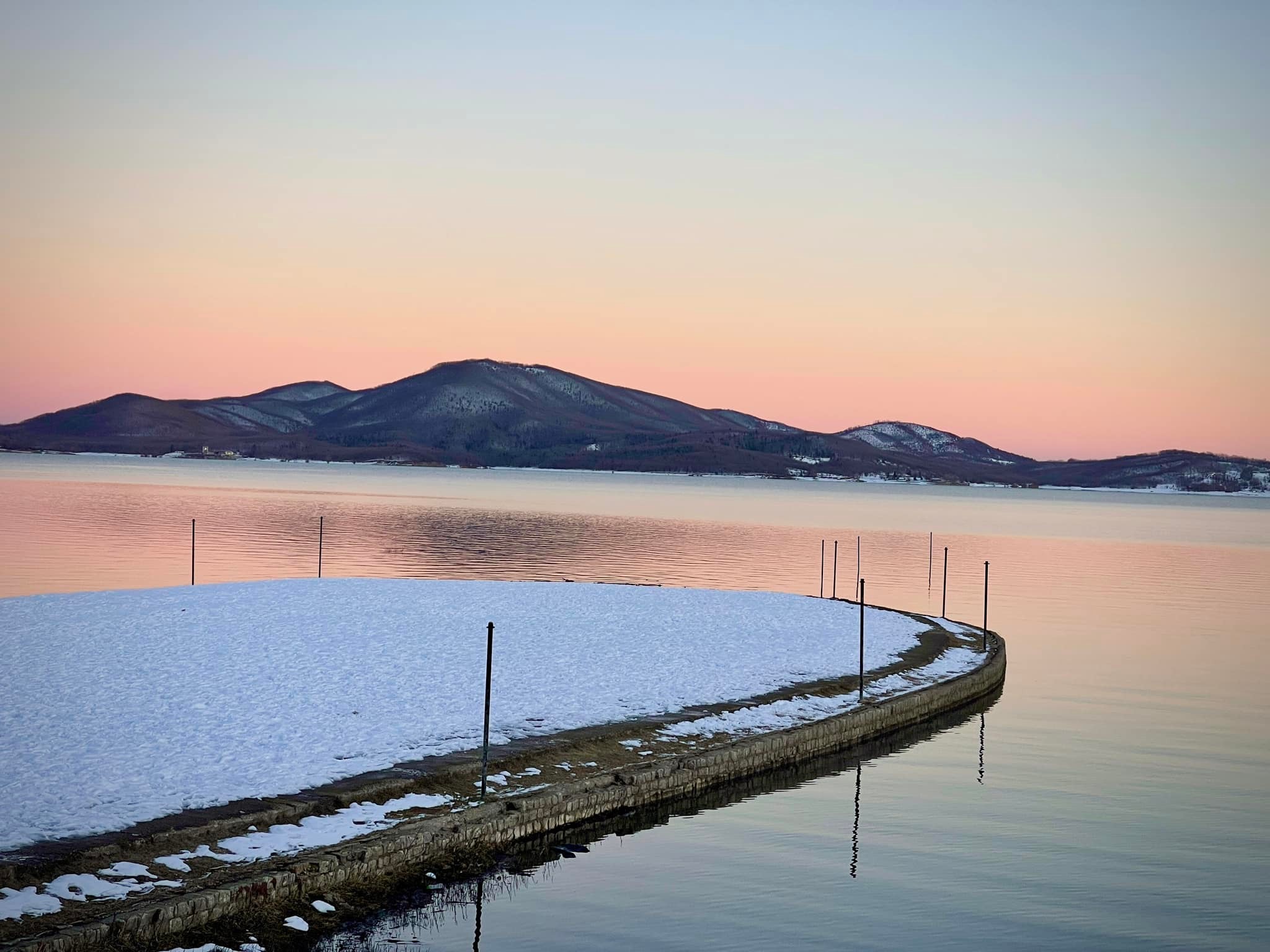 Ηλιοβασίλεμα στα παγωμένα νερά της Λίμνης Πλαστήρα (ΦΩΤΟ)