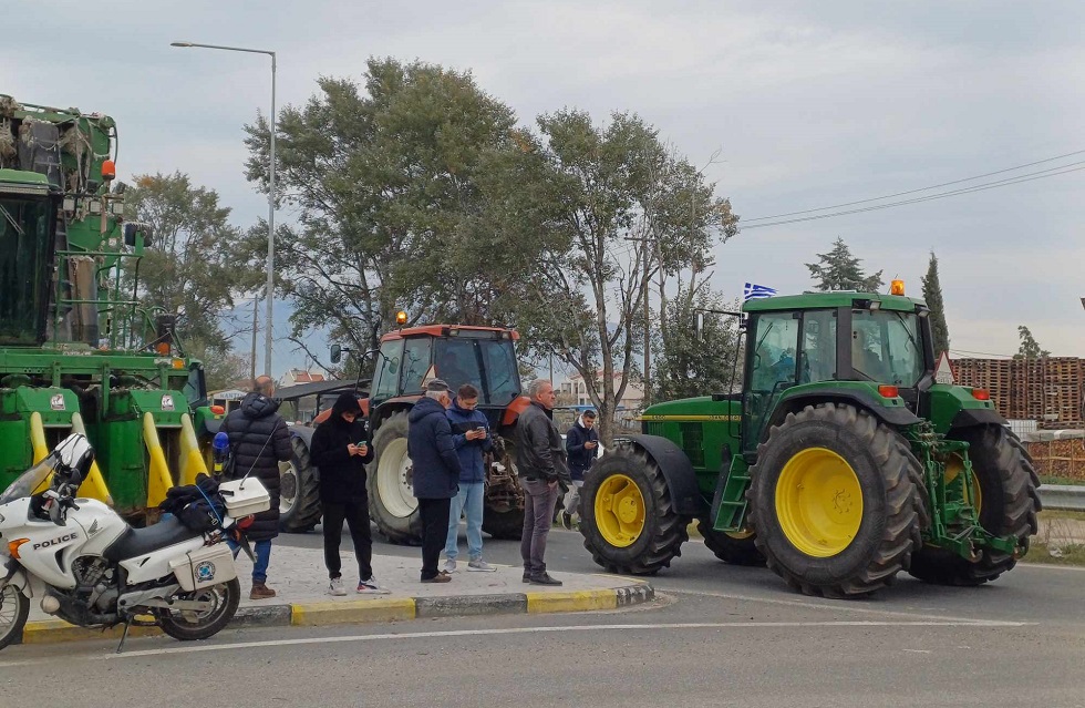 Παραμένουν στον κόμβο Πλατυκάμπου με τα τρακτερ οι αγρότες μέχρι να συναντηθούν με κλιμάκιο υπουργών (ΦΩΤΟ+video)