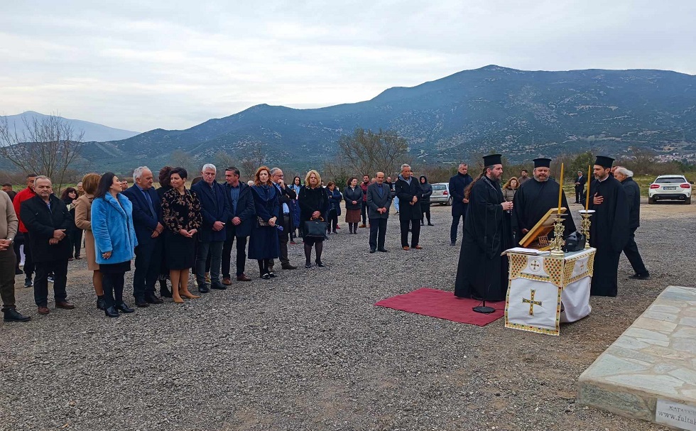 Ράγισαν και οι πέτρες στο ετήσιο μνημόσυνο για τους 57 νεκρούς των Τεμπών (ΦΩΤΟ)