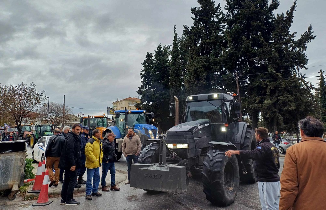 Απέκλεισαν το τελωνείο Λάρισας με τρακτερ οι αγρότες από το μπλόκο Πλατυκάμπου (φωτο+βίντεο)