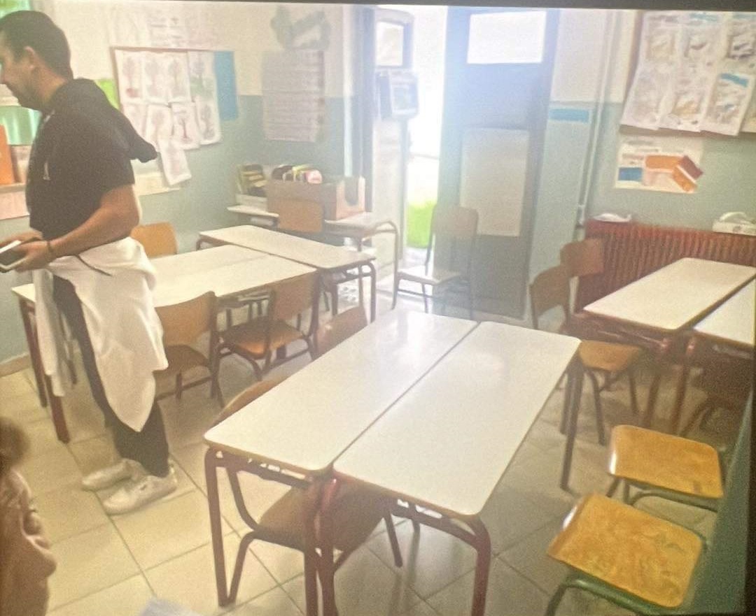 Τριτοκοσμικές εικόνς στο 27ο δημοτικό σχολείο στις Αλυκές Βόλου-στάζουν τα κοντέινερ όπου στοιβάζονται οι μαθητές