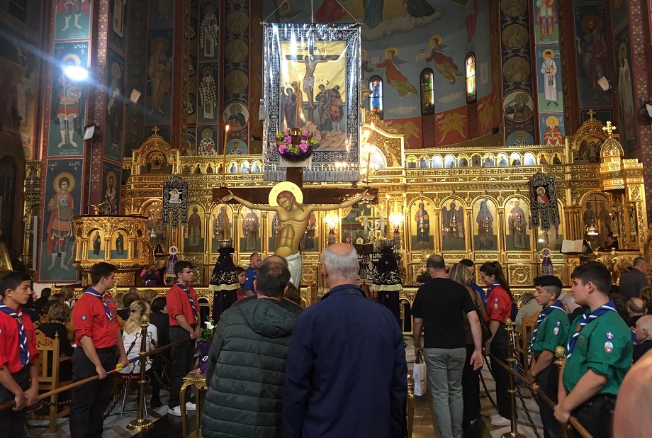 Πλήθιος Πιστών στους ναούς της Μεγάλης Πέμπτης για τη Σταύρωση και τα 12 ευαγγέλια (ΦΩΤΟ)