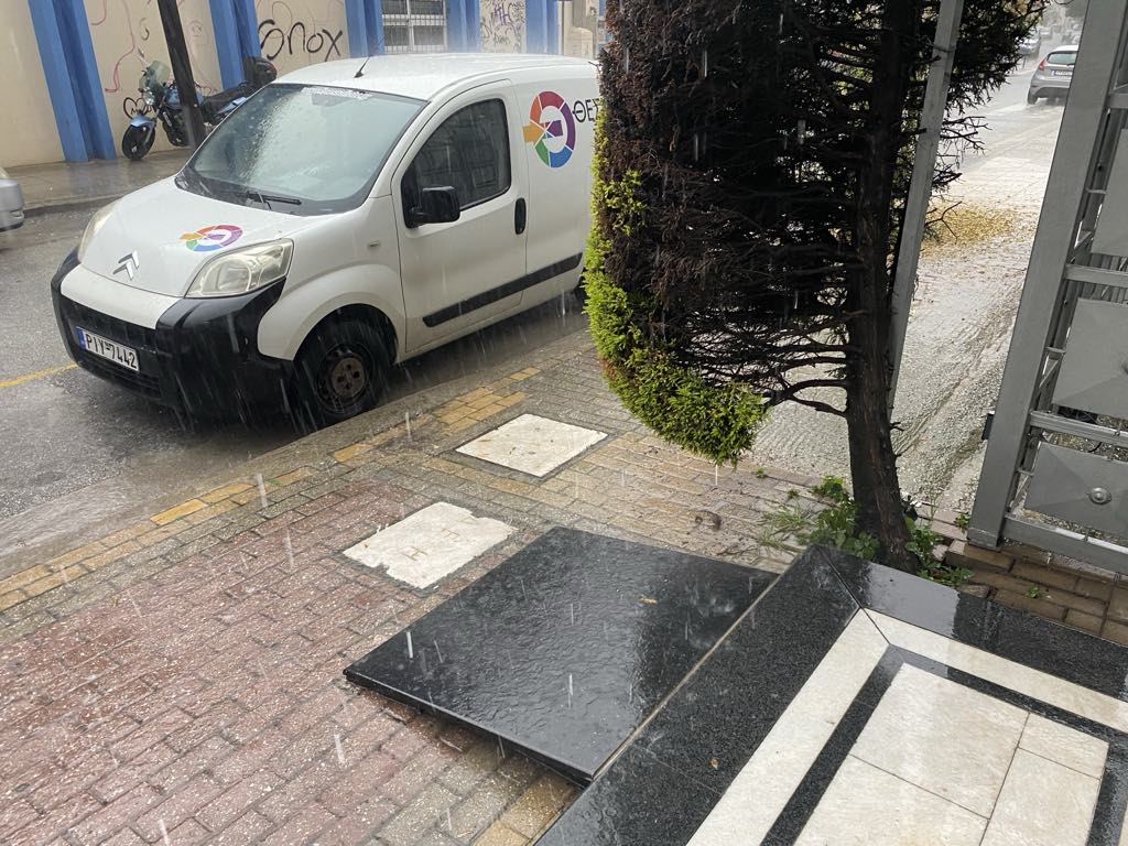 Προβλήματα με πεσμε΄να δέντρα και πλημμύρες στα παράλια δήμου Τεμπών και Αγιάς- ήχησε ξανά το 112 για το δήμο Τεμπών