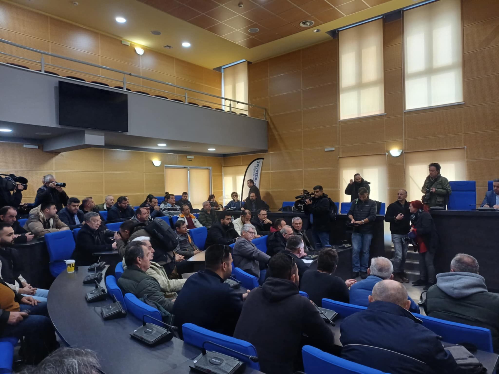 Με τρακτερ έφτασαν στον Κουρέτα οι αγρότες- ζήτησαν χρονοδιάγραμμα για αναχώματα και αποζημιώσεις εξοπλισμού (ΦΩΤΟ+video)