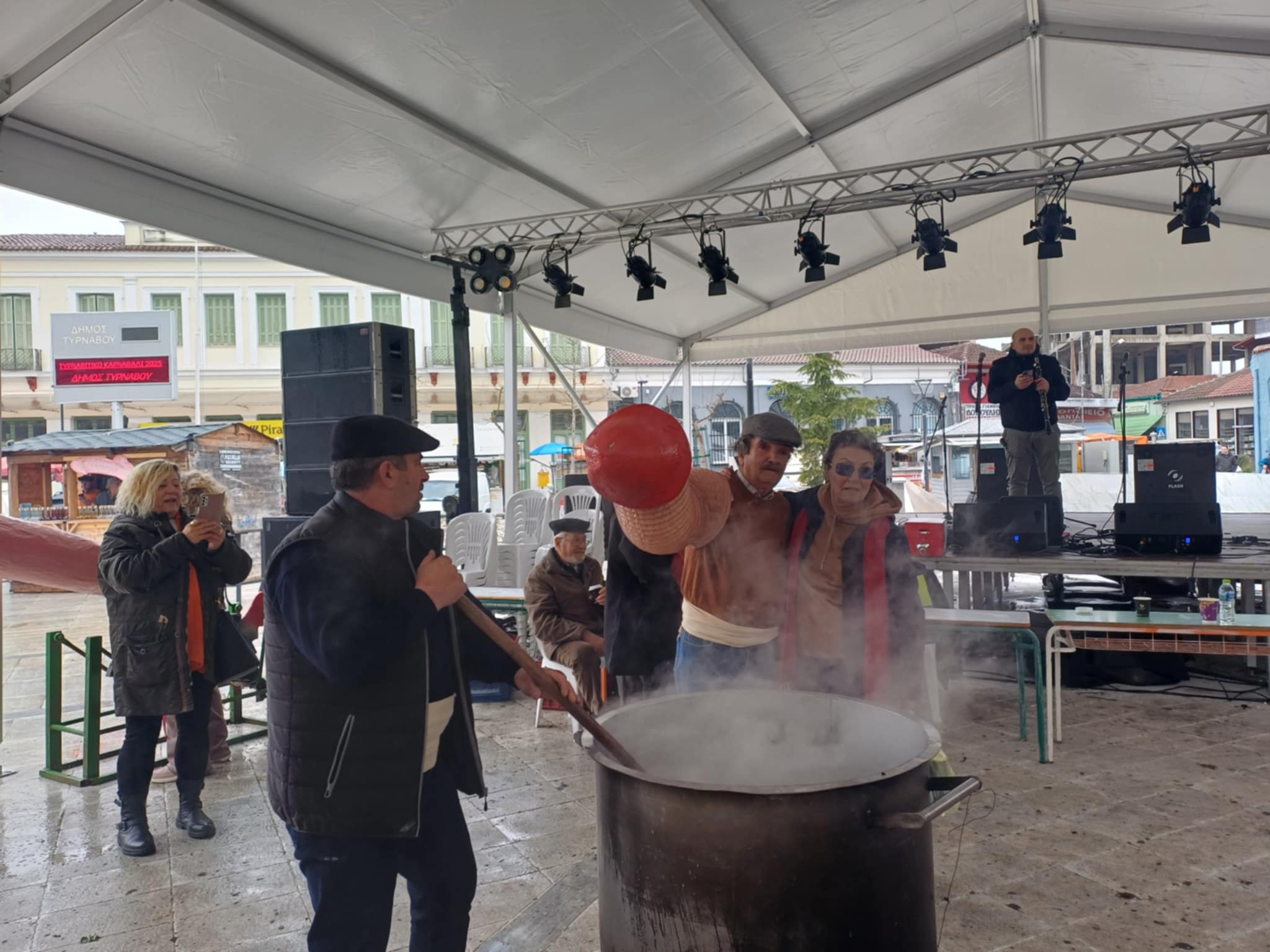 Αναβιώνει σήμερα Καθαρά Δευτέρα παρά τη βροχή το μπουρανί στον Τύρναβο (ΦΩΤΟ)