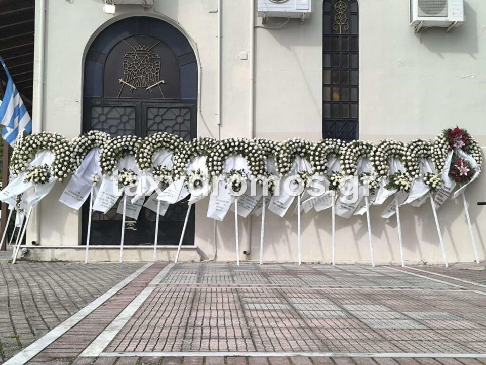 Βόλος: Θλίψη στην κηδεία του ζευγαριού -Εξετάζονται από τις Αρχές όλα τα δεδομένα για το θανατηφόρο τροχαίο