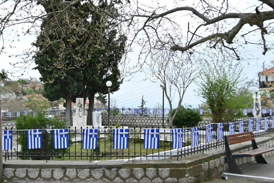 Άγνωστοι βανδάλισαν το Μνημείο Ηρώων στον Δομοκό -Αναζητούνται από τις Αρχές [εικόνες]