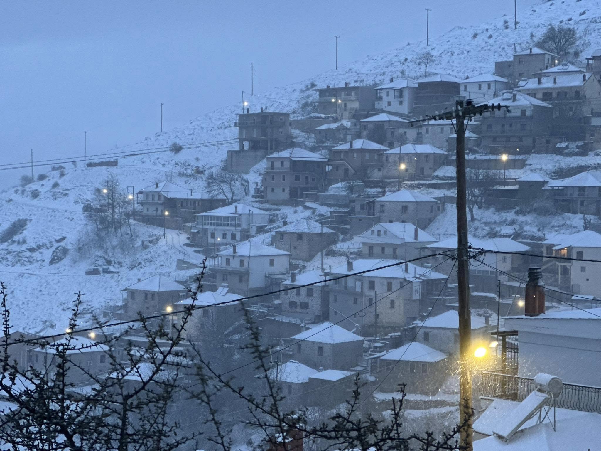 Σε 6 ώρες πτώση θερμοκρασίας 15 βαθμών - Χιονίζει στα ορεινά της Λάρισας (ΦΩΤΟ)