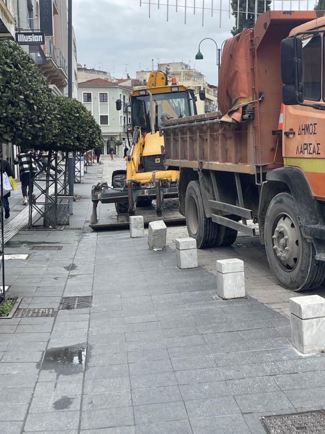 Ξηλώθηκαν τα μαρμάρινα κολωνάκια στη Βενιζέλου στο κέντρο της Λάρισας (ΦΩΤΟ)