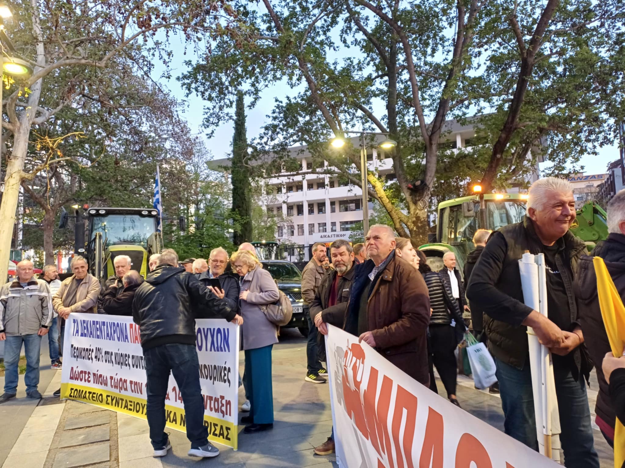 Γέμισε τρακτερ η κεντρική πλατεία της Λάρισας από αγρότες που ζητούν αποζημιώσεις για τον παγετό (ΦΩΤΟ+video)