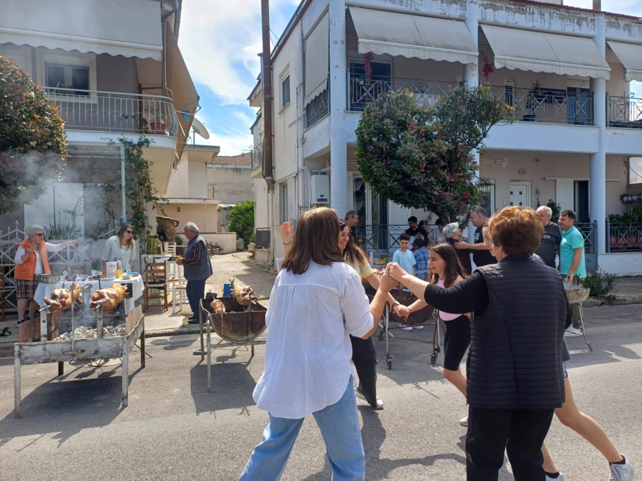 Πασχαλινό οικογενειακό γλέντι στη Γιάννουλη με αρνί, κοκορέτσι και χορό (ΦΩΤΟ-ΒΙΙΝΤΕΟ)