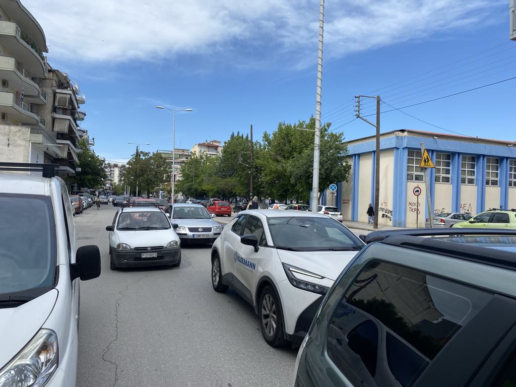 Πάνε παράλια οι Λαρισαίοι να ...πιάσουν το Μάη - μποτιλιάρισμα στην Ηρώων Πολυτεχνείου (ΦΩΤΟ)