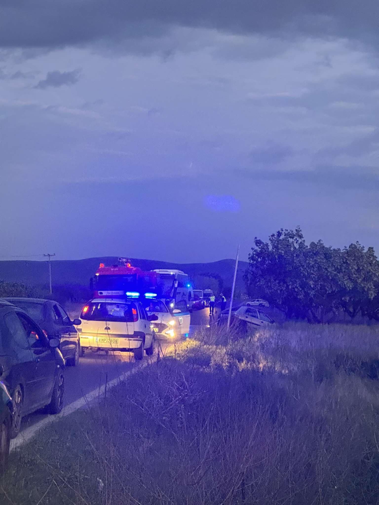 Σοβαρό  τροχαίο στην παλιά Βόλου ανάμεσα σε Αρμένιο- Στεφανοβίκειο με εγκλωβισμό και τρεις τραυματίες (ΦΩΤΟ)