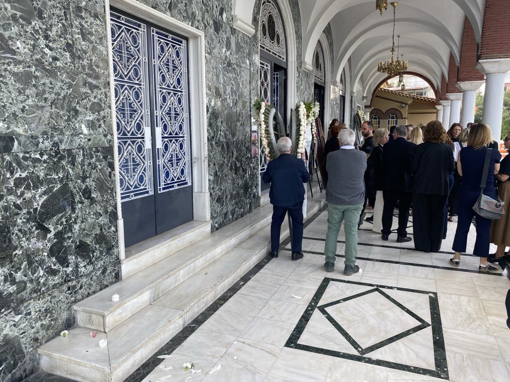 Απέραντη θλίψη στην εξόδιο ακολουθία για την Κατερίνα Ντότσιου- Γιουρμετάκη στον Άγιο Αζίλλιο (ΦΩΤΟ)